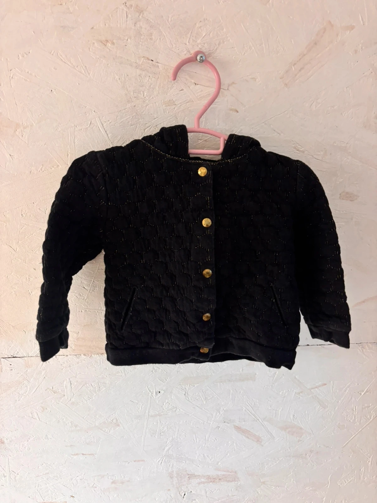 Veste matelassée noire et dorée à capuche – Kiabi – 18 mois (77-82 cm)